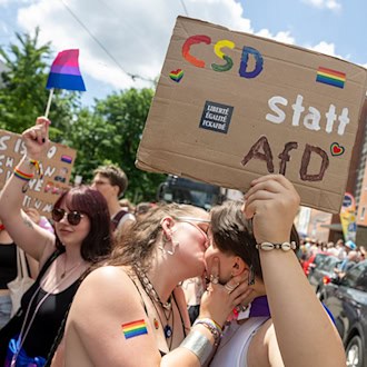Jahrelang musste die queere Community in Bayern auf einen Aktionsplan der Staatsregierung warten. Nun hat das Kabinett ihn beschlossen und mit ihm ein Schutzversprechen gegen Hass und Ausgrenzung. (Archivbild) / Foto: Stefan Puchner/dpa
