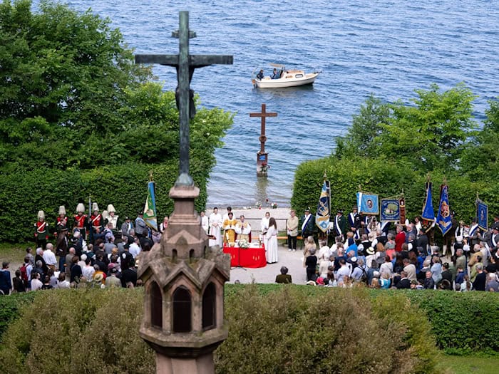 140 Jahre nach dem Tod von König Ludwig II. gedachten Königstreue am Starnberger des Herrsche / Foto: Sven Hoppe/dpa