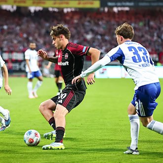 Javier Fernandez (2.v.l.) spielt auch kommende Saison in Nürnberg. (Archivbild) / Foto: Daniel Karmann/dpa