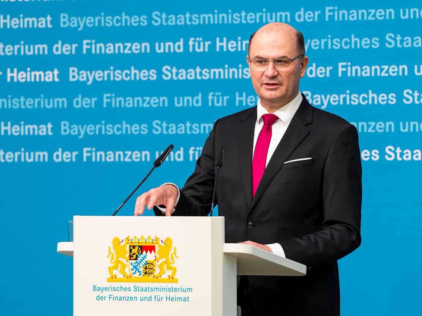 Füracker kündigt einen wichtigen Schritt des bayerischen Satellitenprojekts «CuBy» an. (Archivbild) / Foto: Daniel Vogl/dpa