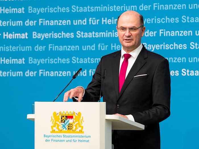 Füracker kündigt einen wichtigen Schritt des bayerischen Satellitenprojekts «CuBy» an. (Archivbild) / Foto: Daniel Vogl/dpa