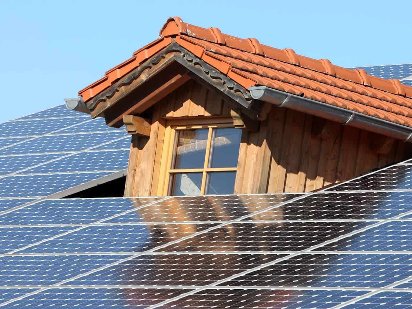 Solaranlagen liefern zuverlässig Strom - sollte die Förderung aber gestrichen werden, könnte dies den Ausbau auch in Bayern massiv ausbremsen. (Illustration) / Foto: picture alliance / dpa-tmn