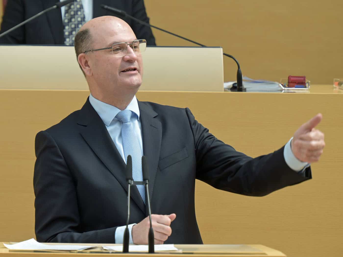 Finanz- und Heimatminister Albert Füracker (CSU) will den Grenzraum zu Tschechien in den Fokus der bayerischen Heimatstrategie nehmen. (Archivbild) / Foto: Malin Wunderlich/dpa