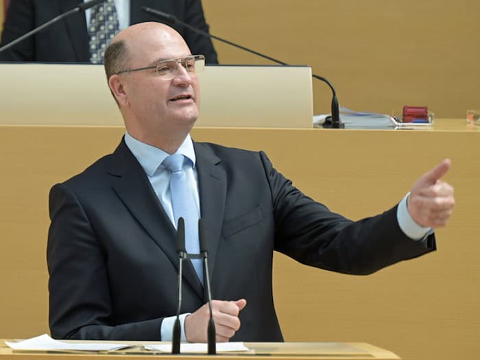 Finanz- und Heimatminister Albert Füracker (CSU) will den Grenzraum zu Tschechien in den Fokus der bayerischen Heimatstrategie nehmen. (Archivbild) / Foto: Malin Wunderlich/dpa
