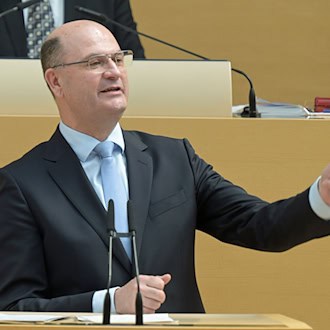 Finanz- und Heimatminister Albert Füracker (CSU) will den Grenzraum zu Tschechien in den Fokus der bayerischen Heimatstrategie nehmen. (Archivbild) / Foto: Malin Wunderlich/dpa