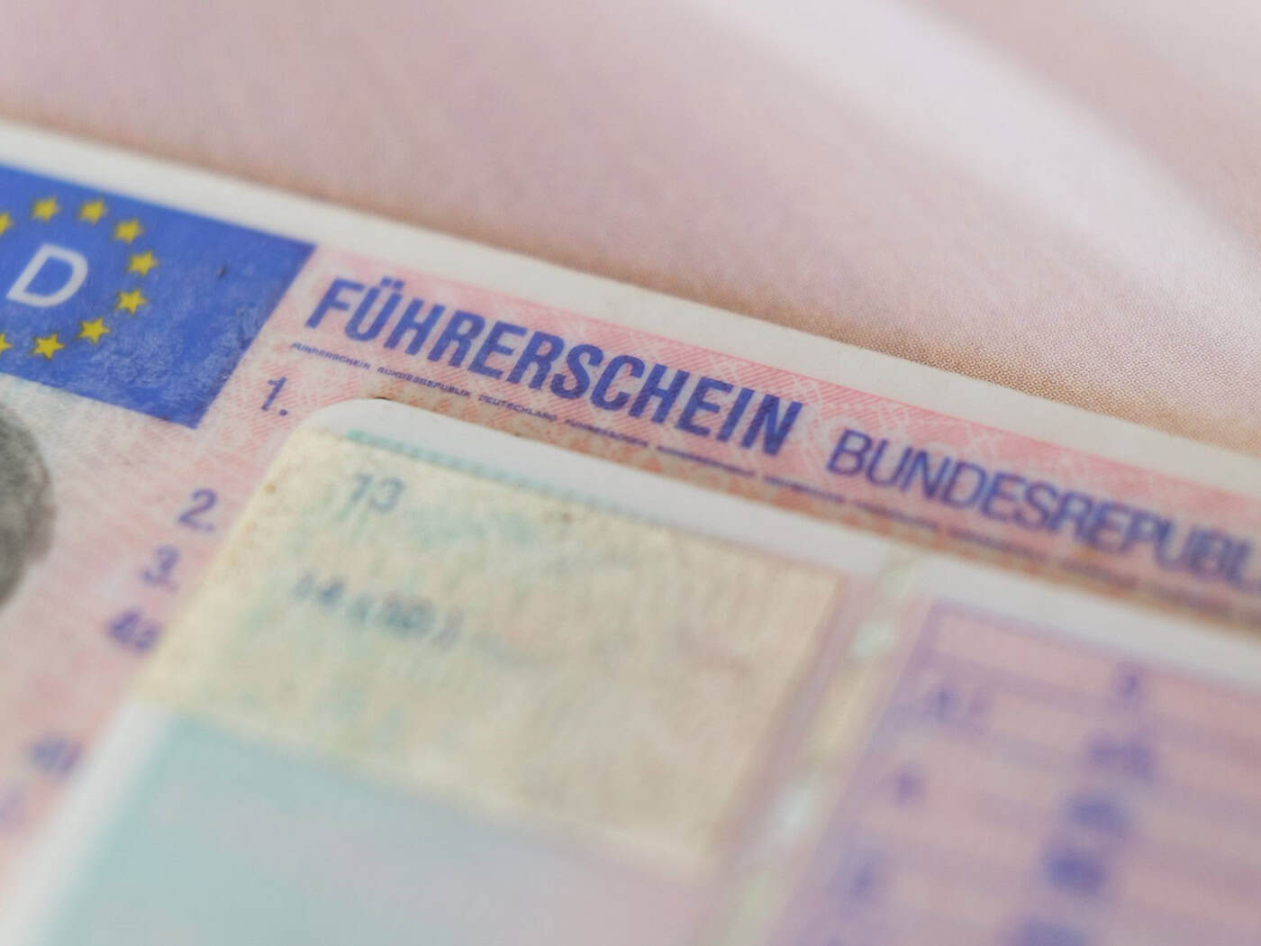 Bis Ende des Jahres soll in ganz Bayern der neue Führerschein im Internet beantragt werden können. (Symbolbild)  / Foto: Ole Spata/dpa