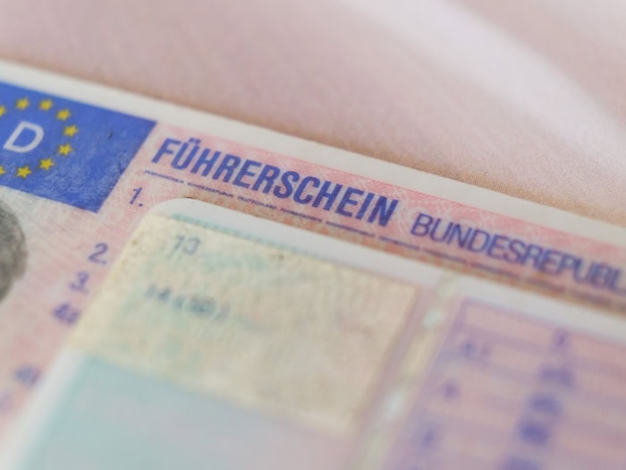 Bis Ende des Jahres soll in ganz Bayern der neue Führerschein im Internet beantragt werden können. (Symbolbild)  / Foto: Ole Spata/dpa