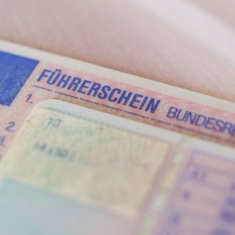 Bis Ende des Jahres soll in ganz Bayern der neue Führerschein im Internet beantragt werden können. (Symbolbild)  / Foto: Ole Spata/dpa