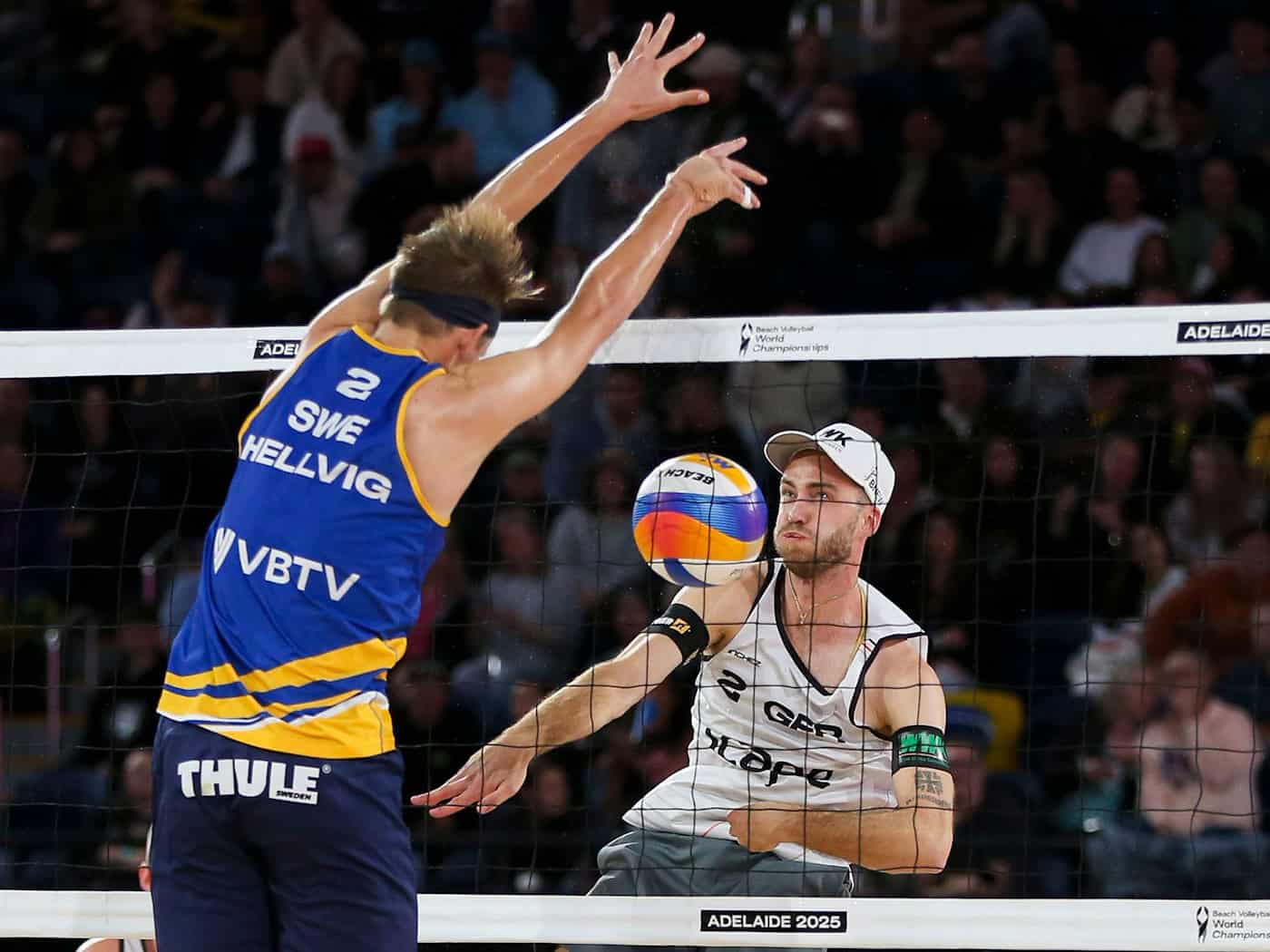 Kein Wiedersehen im Sand von Ebersberg: Der an der Schulter verletzte Clemens Wickler (r) wird auch gegen den schwedischen Weltmeister Jonathan Hellvig nicht spielen können. (Archivbild)   / Foto: Matt Turner/AAP/dpa