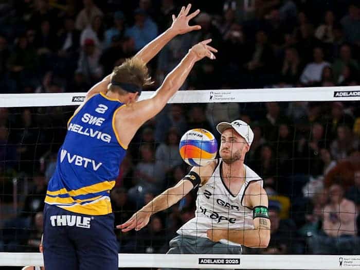 Kein Wiedersehen im Sand von Ebersberg: Der an der Schulter verletzte Clemens Wickler (r) wird auch gegen den schwedischen Weltmeister Jonathan Hellvig nicht spielen können. (Archivbild)   / Foto: Matt Turner/AAP/dpa