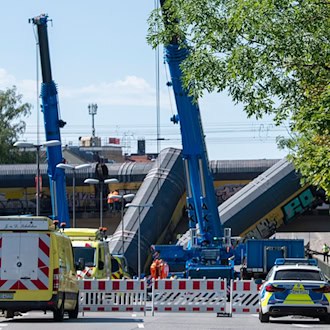 Zwei Schwerlastkräne sind für die Bergung eingetroffen. / Foto: Stefan Puchner/dpa