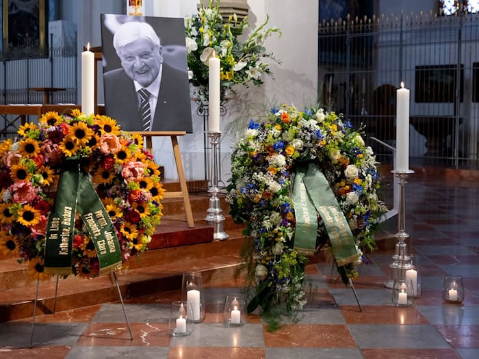 Vertreter aus Politik, Kirche und Wissenschaft haben in der Münchner Frauenkirche Abschied von Hans Maier genommen. Der CSU-Politiker war am 8. Juni im Alter von 94 Jahren gestorben.  / Foto: Sven Hoppe/dpa