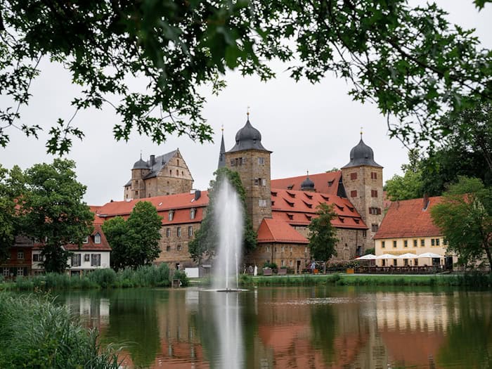 Auf Schloss Thurnau fand der Ehrenabend des Bezirks Oberfranken statt. (Archivbild) / Foto: Daniel Vogl/dpa