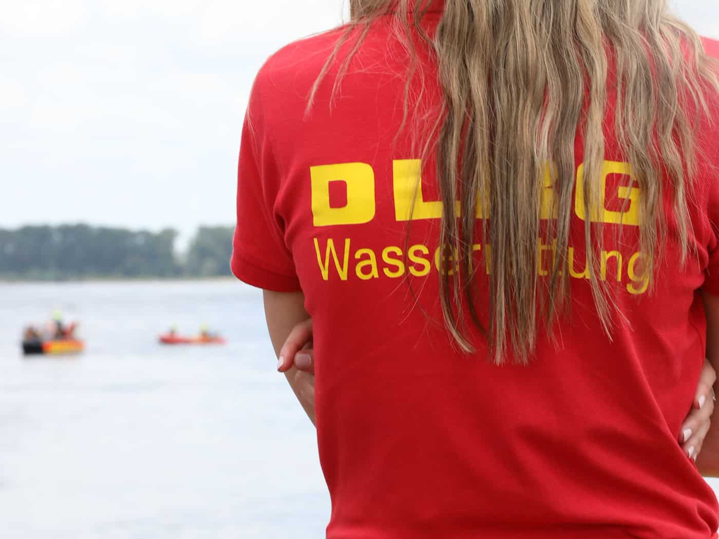 Hundebesitzer sollen ihre Tiere strikt vom Wasser weg halten. (Symbolbild) / Foto: Sascha Thelen/dpa