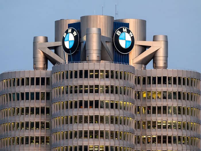 Lange kam BMW robuster als andere durch die Krise - jetzt erwischt es auch die Münchner. (Archivbild) / Foto: Peter Kneffel/dpa