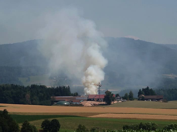 Die Rauchsäule des Brandes war weithin sichtbar.  / Foto: Th. Krenn/Zema Medien/dpa