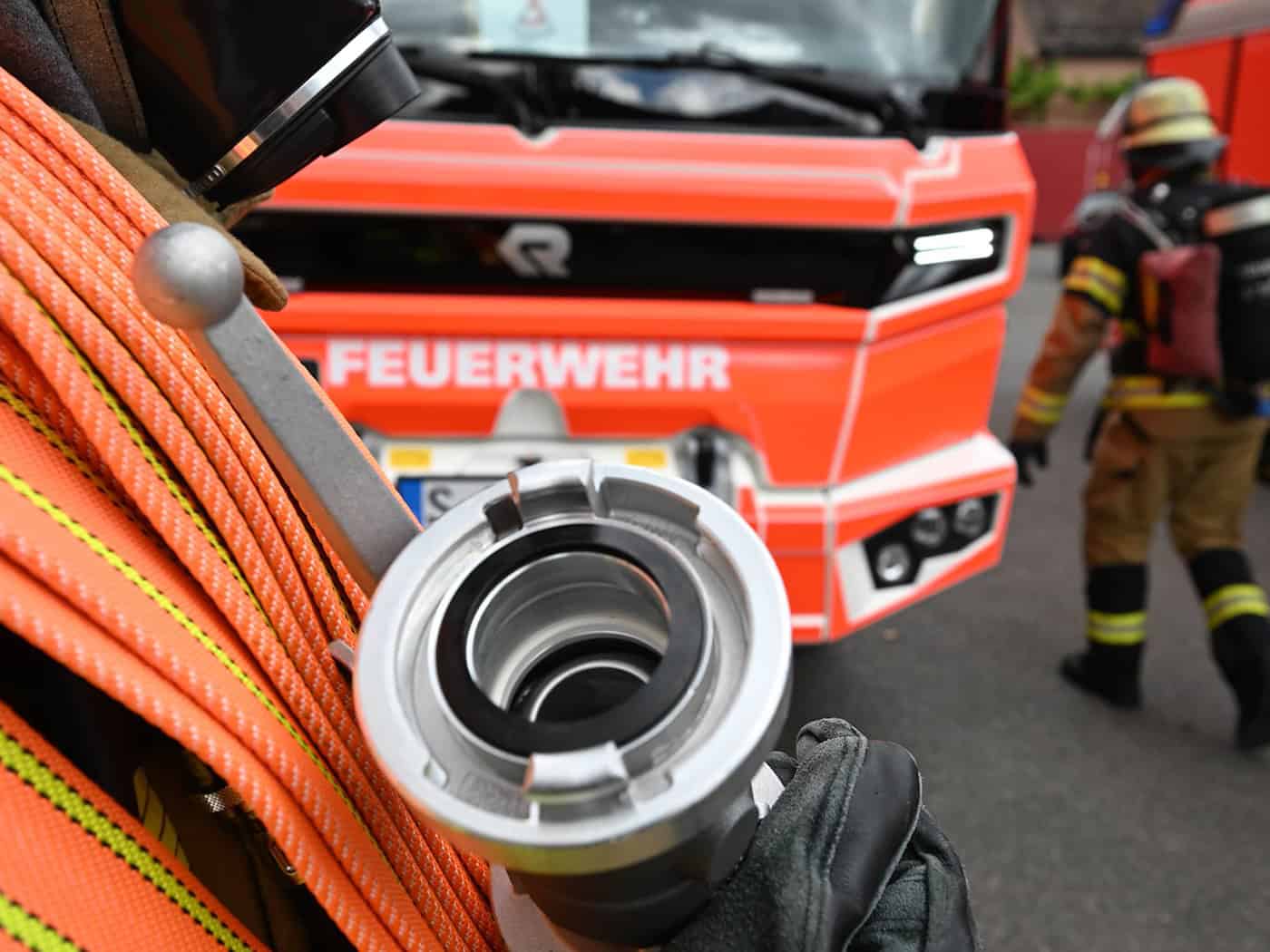 Feuerwehrleute waren in der Nacht noch mit dem Löschen der Lagerhalle beschäftigt. (Symbolbild) / Foto: Bernd Weißbrod/dpa
