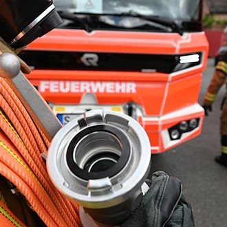Feuerwehrleute waren in der Nacht noch mit dem Löschen der Lagerhalle beschäftigt. (Symbolbild) / Foto: Bernd Weißbrod/dpa