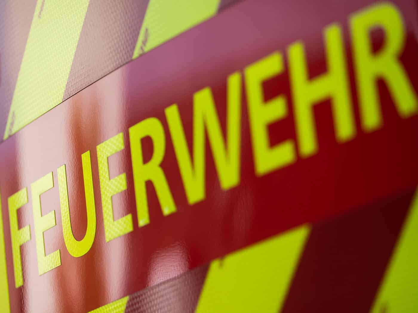 Feuerwehrleute verhindern ein weiteres Ausbreiten der Flammen. (Symbolbild) / Foto: Marijan Murat/dpa