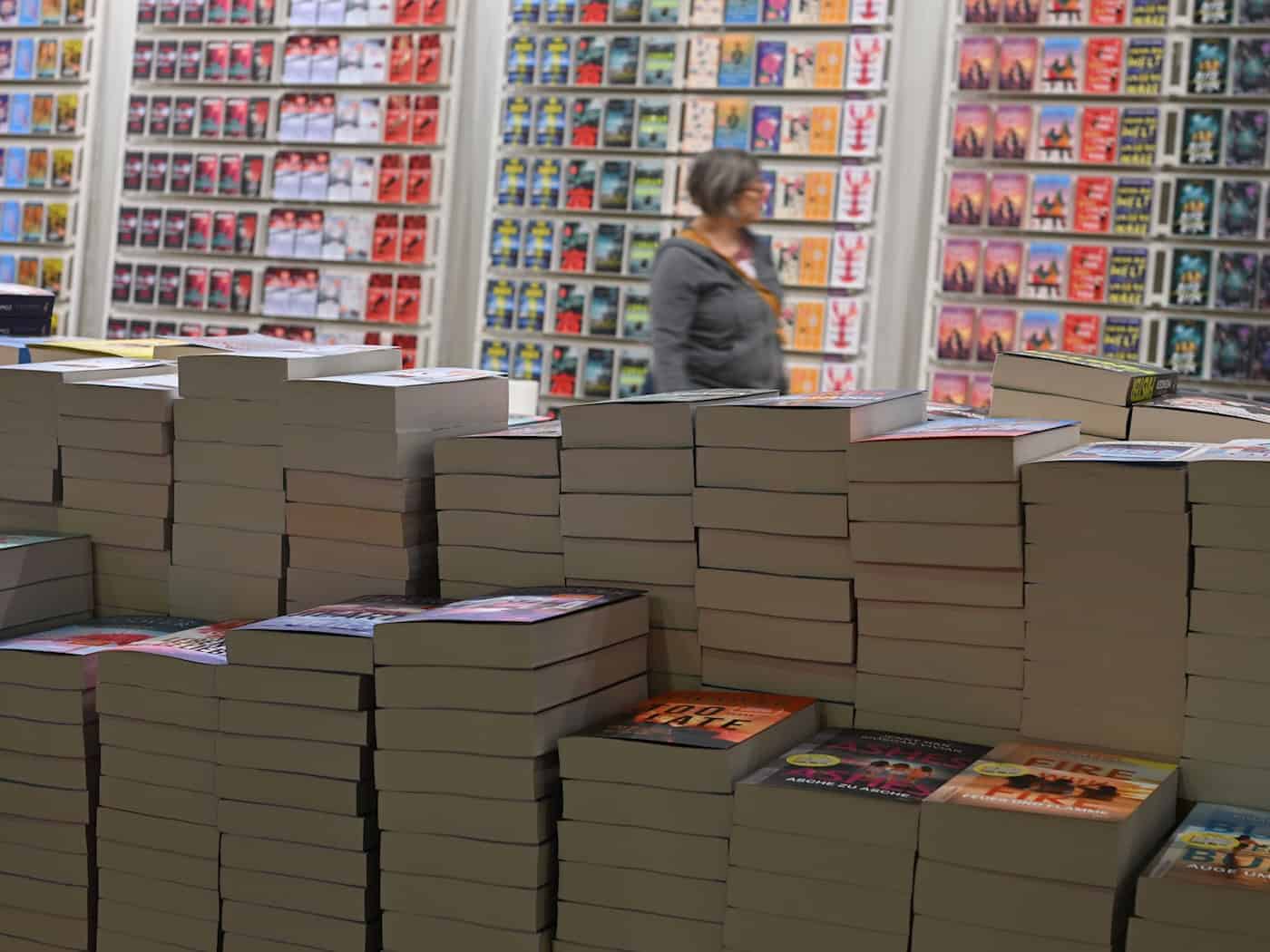 Bücher, so weit das Auge reicht: dtv-Messestand bei der Frankfurter Buchmesse 2025. (Archivbild) / Foto: Arne Dedert/dpa