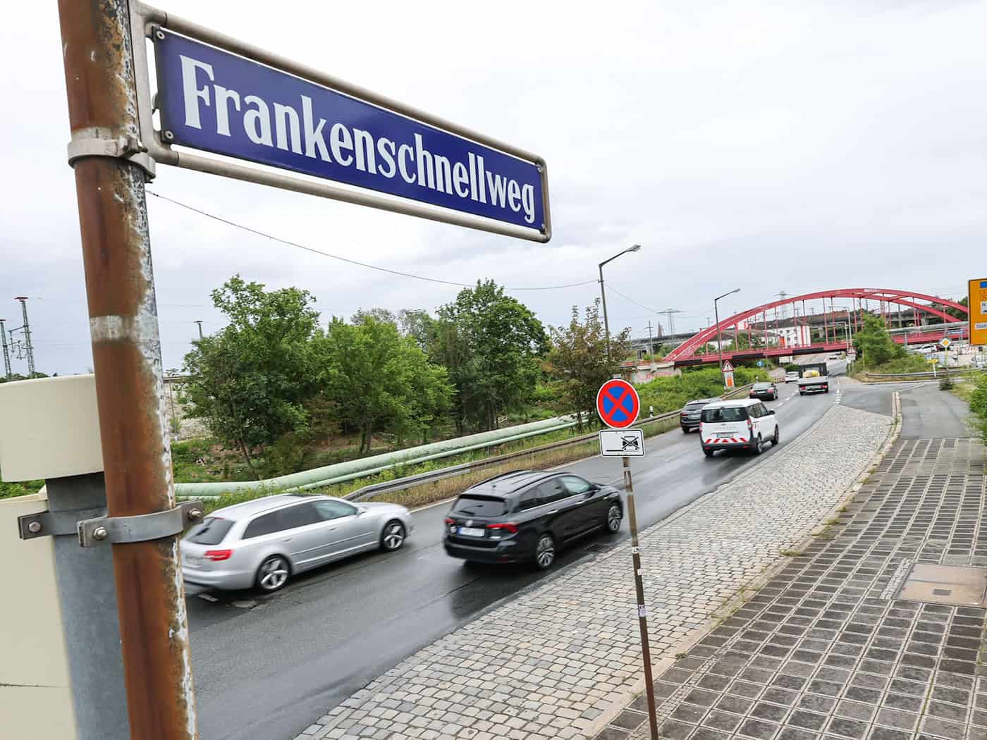Um den Ausbau des Frankenschnellweges in Nürnberg, einer wichtigen Nord-Süd-Verkehrsachse in der Metropolregion, gibt es seit Jahrzehnten Streit (Archivbild).  / Foto: Daniel Löb/dpa