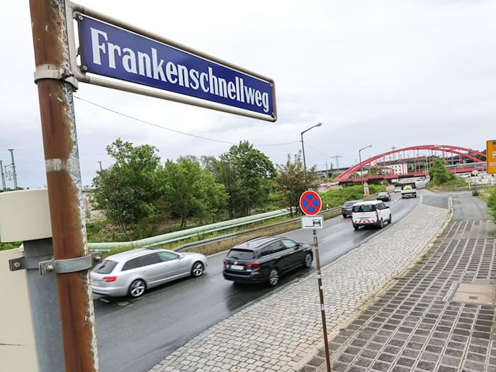 Um den Ausbau des Frankenschnellweges in Nürnberg, einer wichtigen Nord-Süd-Verkehrsachse in der Metropolregion, gibt es seit Jahrzehnten Streit (Archivbild).  / Foto: Daniel Löb/dpa