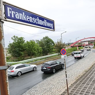 Um den Ausbau des Frankenschnellweges in Nürnberg, einer wichtigen Nord-Süd-Verkehrsachse in der Metropolregion, gibt es seit Jahrzehnten Streit (Archivbild).  / Foto: Daniel Löb/dpa