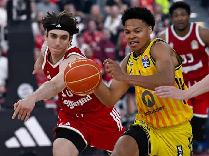 Bayern-Profi Jessup (links) und Berlins Kayil kämpfen um den Ball. / Foto: Sven Hoppe/dpa