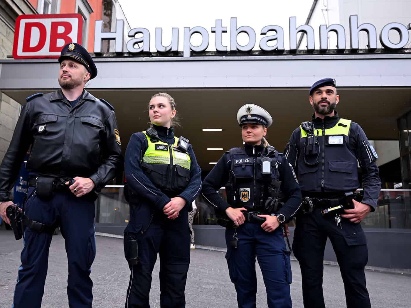 Polizei, Bundespolizei, Deutsche Bahn Sicherheit und die U-Bahnwache wollen künftig gemeinsam auf Streife gehen.    / Foto: Sven Hoppe/dpa