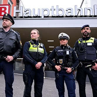 Polizei, Bundespolizei, Deutsche Bahn Sicherheit und die U-Bahnwache wollen künftig gemeinsam auf Streife gehen.    / Foto: Sven Hoppe/dpa