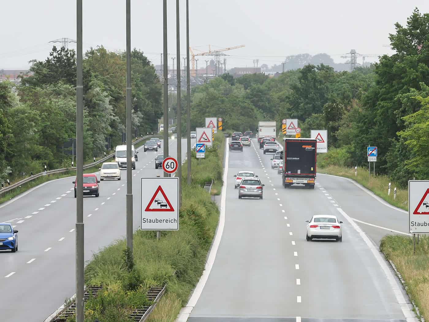 Auf dem Frankenschnellweg staut sich regelmäßig der Verkehr. Die Stadt will das ändern. Gegner halten die Pläne aber für zu kurz gegriffen. / Foto: Daniel Löb/dpa