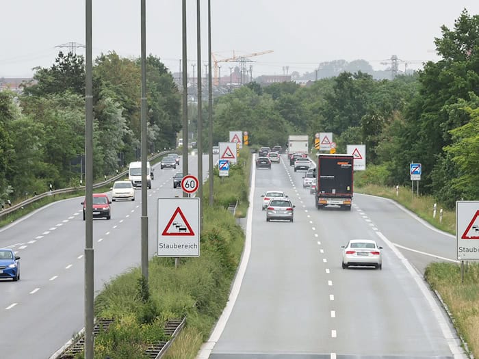Auf dem Frankenschnellweg staut sich regelmäßig der Verkehr. Die Stadt will das ändern. Gegner halten die Pläne aber für zu kurz gegriffen. / Foto: Daniel Löb/dpa