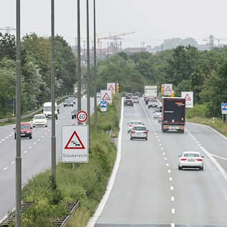 Auf dem Frankenschnellweg staut sich regelmäßig der Verkehr. Die Stadt will das ändern. Gegner halten die Pläne aber für zu kurz gegriffen. / Foto: Daniel Löb/dpa