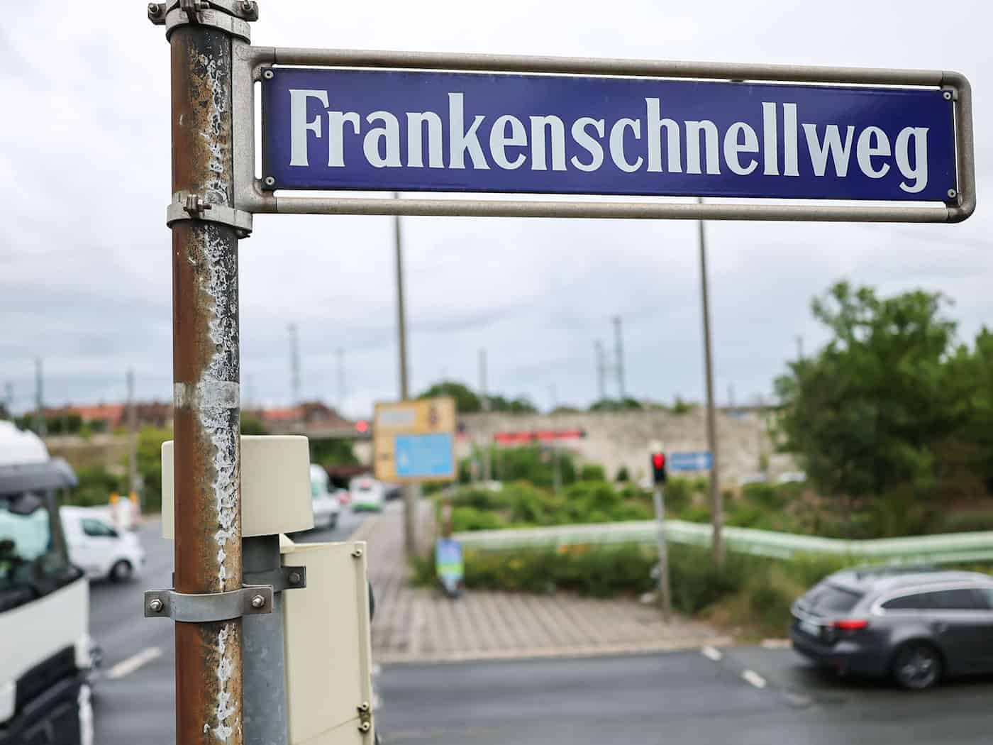 Auf dem Frankenschnellweg staut sich regelmäßig der Verkehr. Die Stadt will das ändern. Gegner halten die Pläne aber für zu kurz gegriffen. / Foto: Daniel Löb/dpa