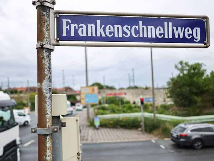 Auf dem Frankenschnellweg staut sich regelmäßig der Verkehr. Die Stadt will das ändern. Gegner halten die Pläne aber für zu kurz gegriffen. / Foto: Daniel Löb/dpa
