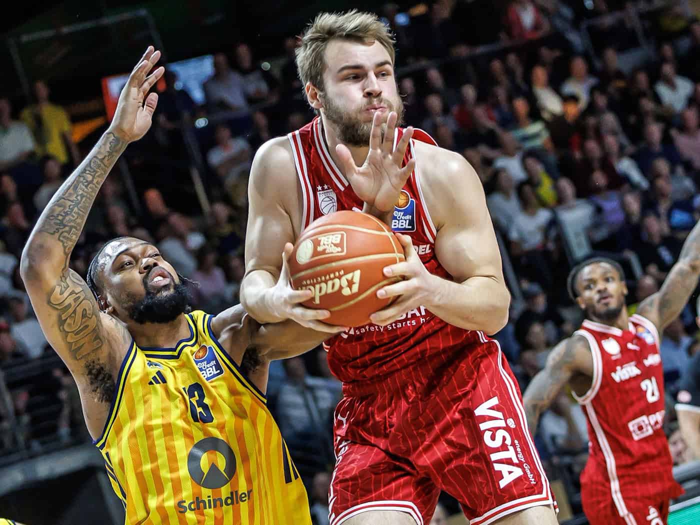 Verlässt - wie auch einige Teamkollegen - die Bamberg Baskets: Moritz Krimmer (rechts). (Archivbild) / Foto: Andreas Gora/dpa