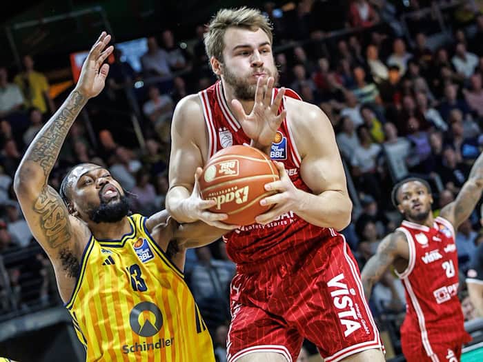 Verlässt - wie auch einige Teamkollegen - die Bamberg Baskets: Moritz Krimmer (rechts). (Archivbild) / Foto: Andreas Gora/dpa