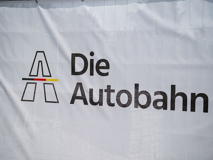 Die Autobahn GmbH muss Hitzeschäden auf der Autobahn 93 beseitigen. (Symbolbild) / Foto: Daniel Vogl/dpa