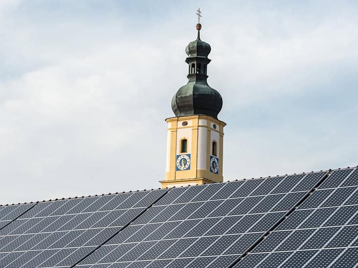 Private Hausbesitzer investierten über Jahre kräftig in die Solarenergie. Doch die Nachfrage ist mittlerweile gesunken, und würde laut Bundesverband BSW Solar bei einer Streichung der Förderung weiter sinken. (Symbolbild) / Foto: Armin Weigel/dpa