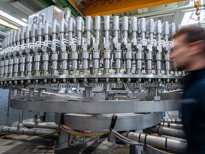 Die bayerische Metall- und Elektroindustrie ist auf Talfahrt. (Archivbild) / Foto: Armin Weigel/dpa