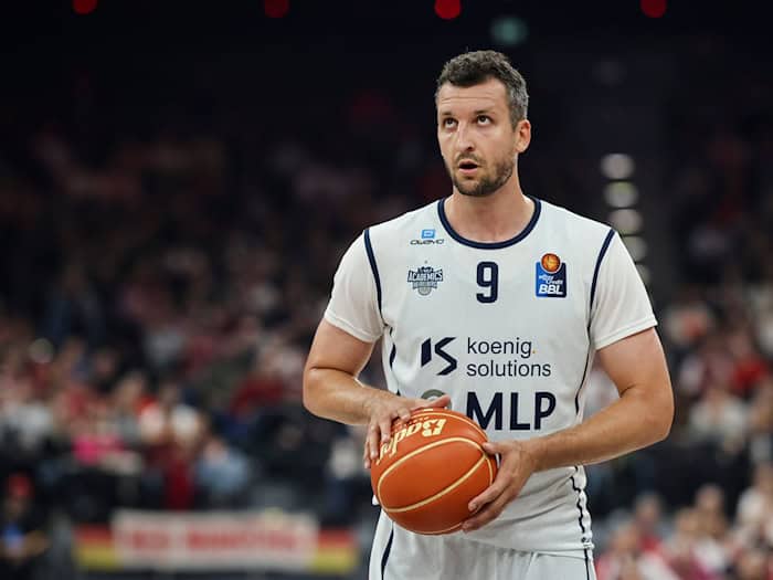 Paul Zipser: «Alleine mit der rechten Hand ins Handy zu tippen, war ultra schwierig.» (Archivbild) / Foto: Christian Charisius/dpa