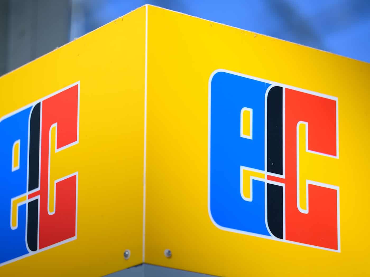 Einer der Betrüger wurde gefilmt, als mit einer gestohlenen EC-Karte Geld abheben wollte. (Symbolbild) / Foto: Hendrik Schmidt/dpa
