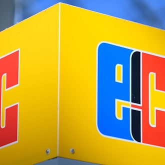 Einer der Betrüger wurde gefilmt, als mit einer gestohlenen EC-Karte Geld abheben wollte. (Symbolbild) / Foto: Hendrik Schmidt/dpa