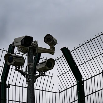 An zwei Standorten in Bayern werden künftig die sogenannten Außengrenzverfahren für Einreisen in die EU stattfinden. (Symbolbild) / Foto: Jens Kalaene/dpa
