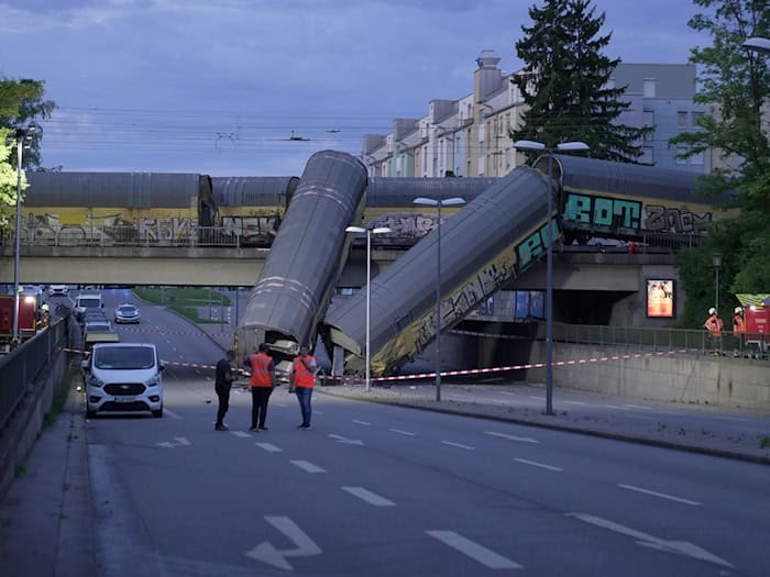 Die Polizei sperrte die Unfallstelle ab.  / Foto: Ehsan Monajati/dpa