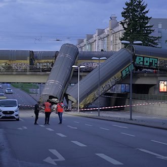 Die Polizei sperrte die Unfallstelle ab.  / Foto: Ehsan Monajati/dpa