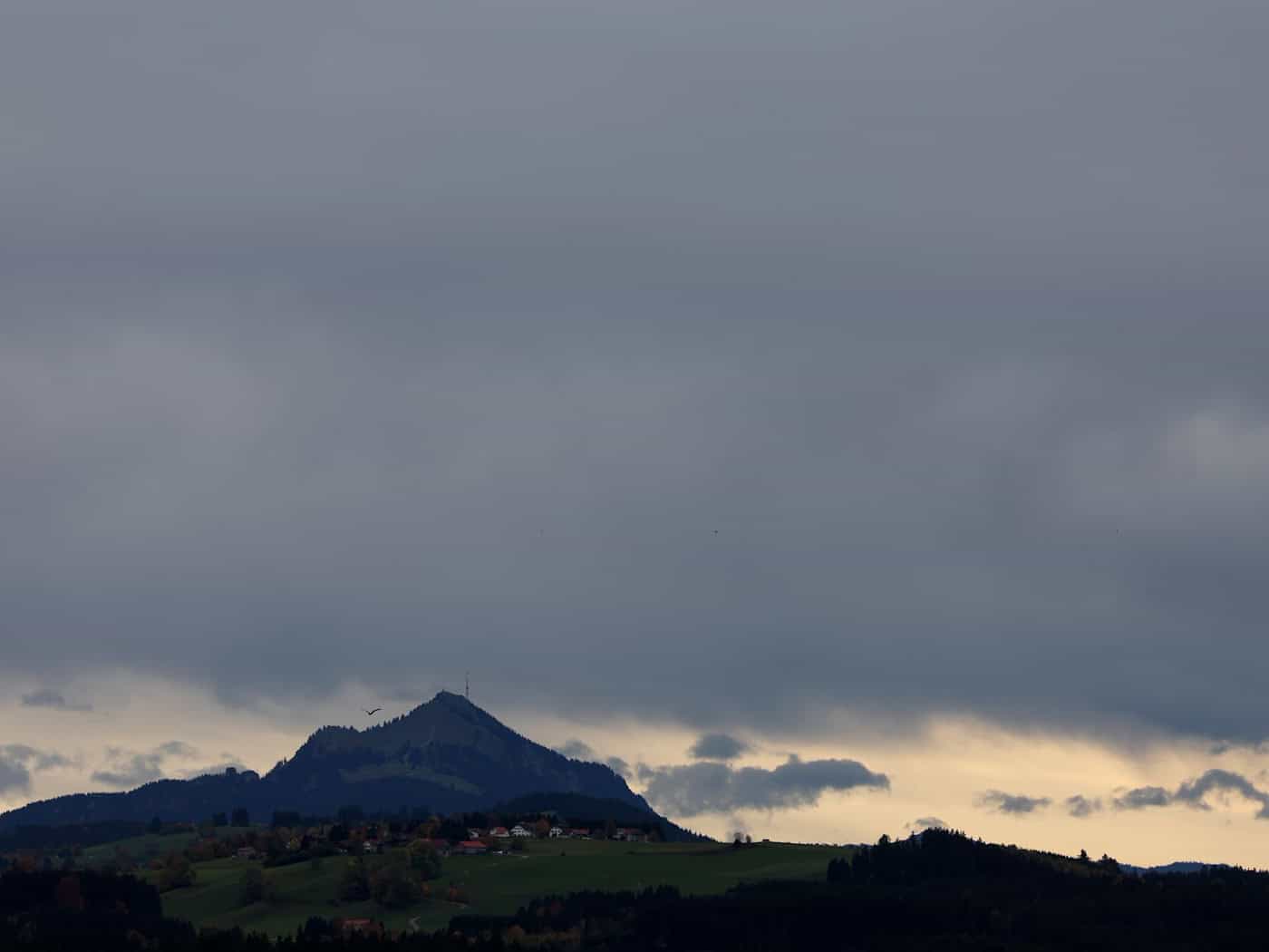 Einsatzkräfte fanden den Mann leblos in unwegsamem Gelände an der Südkante des Grünten nahe Burgberg im Allgäu (Landkreis Oberallgäu). (Symbolbild) / Foto: Karl-Josef Hildenbrand/dpa
