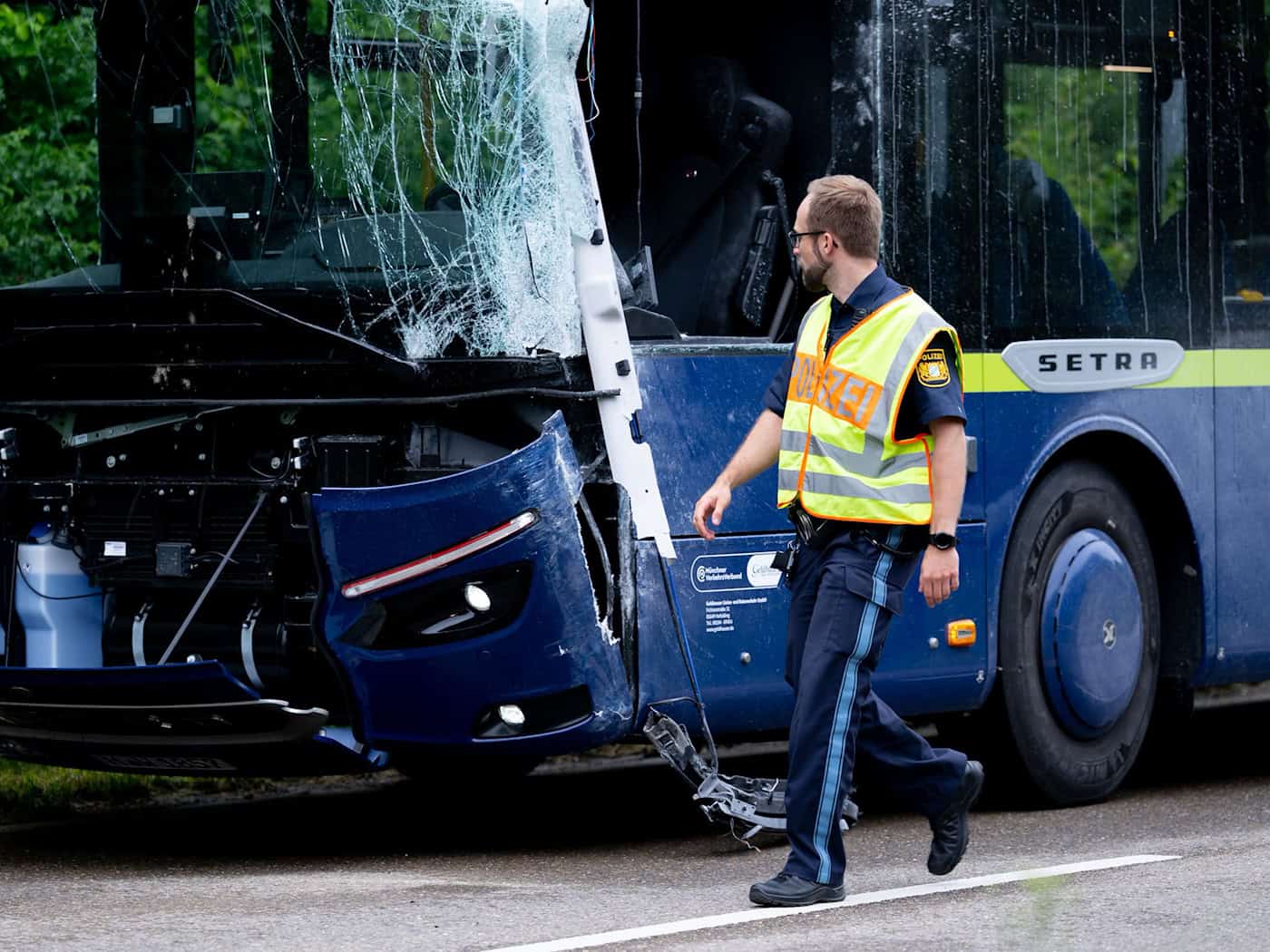 Der mit Grundschülern besetzte Reisebus war in einer Kurve gegen einen Linienbus gestoßen. / Foto: Sven Hoppe/dpa