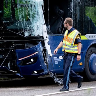 Der mit Grundschülern besetzte Reisebus war in einer Kurve gegen einen Linienbus gestoßen. / Foto: Sven Hoppe/dpa
