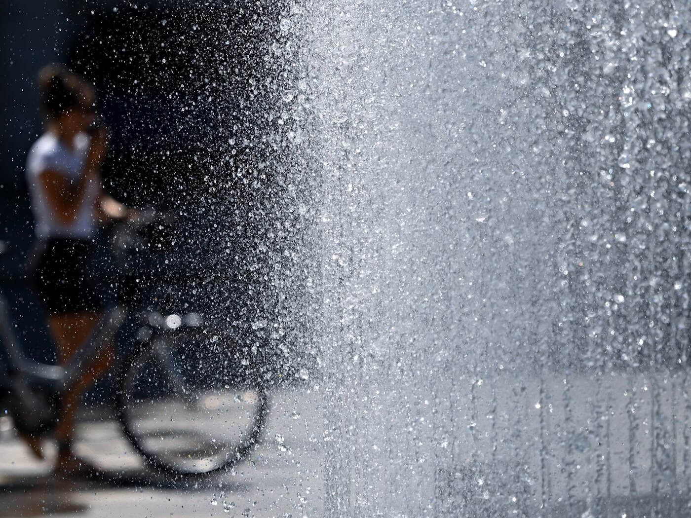 Abkühlung ist in diesen Tagen gefragt: Es bleibt hochsommerlich heiß. / Foto: Sven Hoppe/dpa